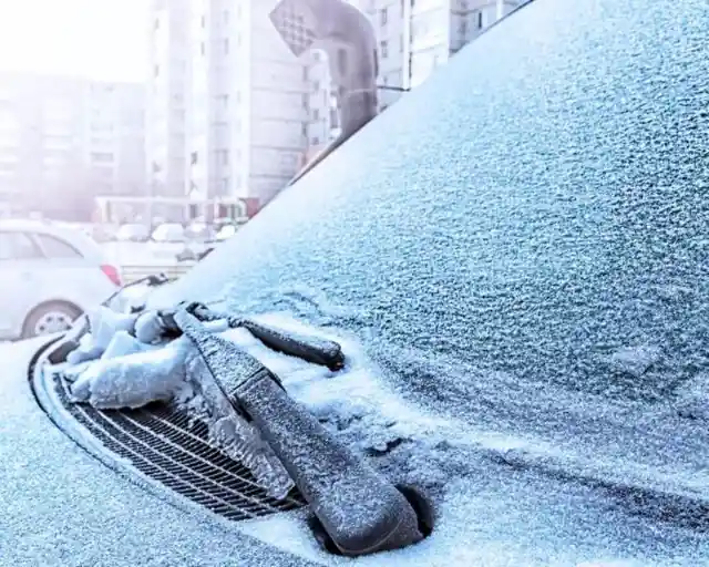 Essig gegen Eis auf der Windschutzscheibe