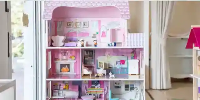 I Discovered a Hidden Compartment in My Missing Daughter's Dollhouse – What I Found Inside Made Me Call 911
