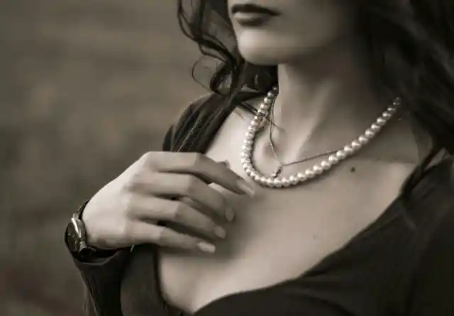 Ex-Husband Mocks Woman For Wearing "Ugly" Jewelry, Regrets It When She Gets Them Appraised