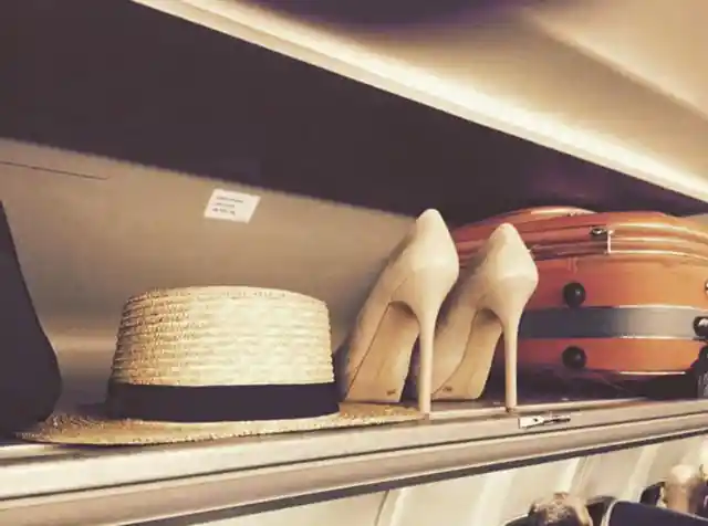 Des talons hauts et un chapeau dans le compartiment supérieur