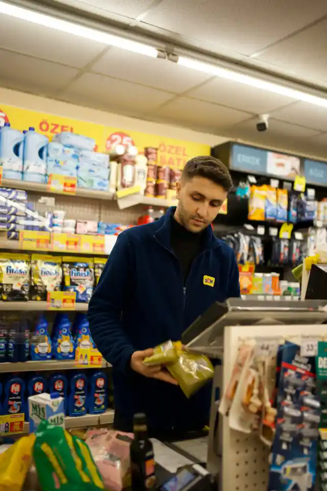 I Disguised Myself as Homeless and Walked Into a Huge Supermarket to Choose My Heir
