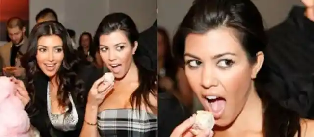 Kourtney comiendo despreocupadamente