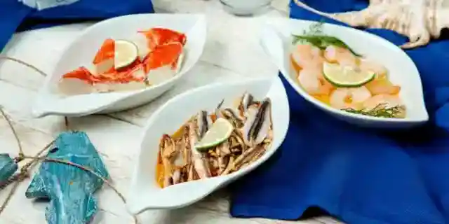 My Fiancé Treated Me to an Exclusive Seafood Dinner – When the Bill Came, He Pulled a Fly from His Pocket to Avoid Paying, but Karma Struck Him Moments Later