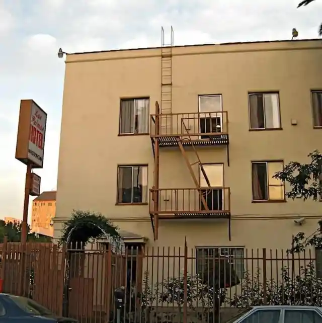 28. Vivian's apartment in the film was really Las Palmas Hotel in Los Angeles, and its still there, looking exactly the same.