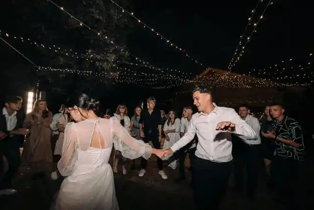 Am I to Blame for Ruining My Friend’s Wedding after I Wore a ‘Gold’ Dress to It?
