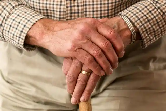 I Helped an Elderly Couple with a Flat Tire on the Highway – a Week Later, My Life Completely Changed
