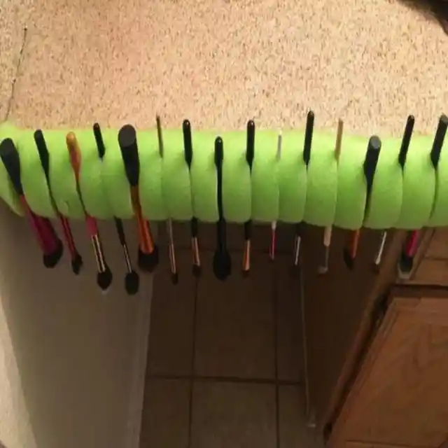 DIY Makeup Brush Stand