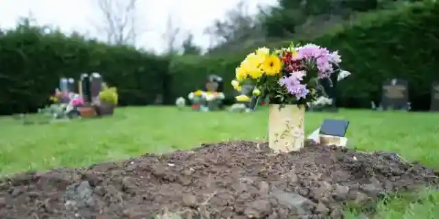 I Bought the Burial Plot Next to My Late Husband of 25 Years – The Face on the New Headstone Beside His Made Me Gasp