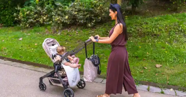 Mom Ignores Homeless Man’s Plea For Help, Regrets It 10 Minutes Later