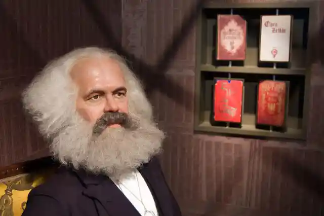 Il Manifesto Comunista di Karl Marx fu scritto insieme a _____.