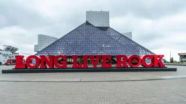 Où se trouve exactement le Rock and Roll Hall of Fame ?