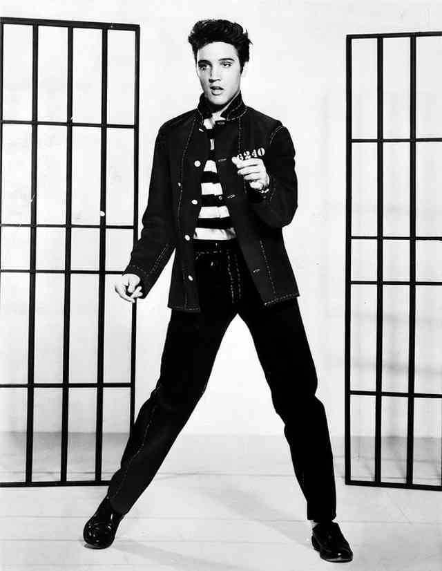 ¿Cuál de las canciones de Elvis Presley se convirtió en su primer número uno en las listas Billboard en 1956?