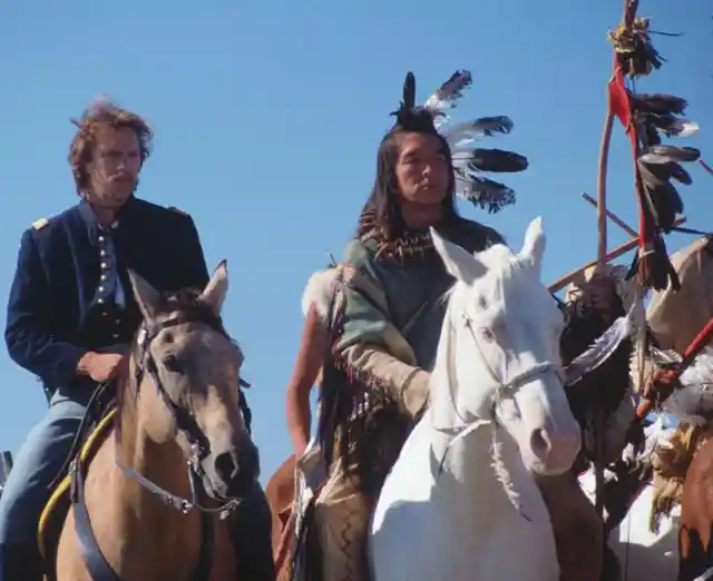 In quale film questo soldato vive con una tribù di indiani Lakota?