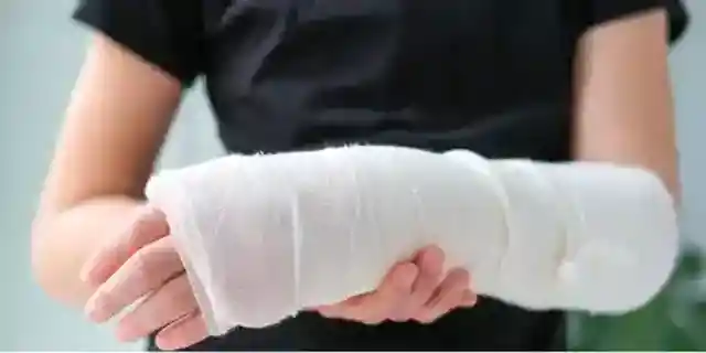 The Hospital Called to Say My Daughter Had Been Admitted with a Broken Arm – What I Found There Left Me Gasping for Air