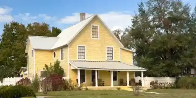 The Town Mayor Wanted to Evict My 78-Year-Old Grandma from Her Home to Build a Mall Instead – Her Lesson Left the Whole Neighborhood Speechless