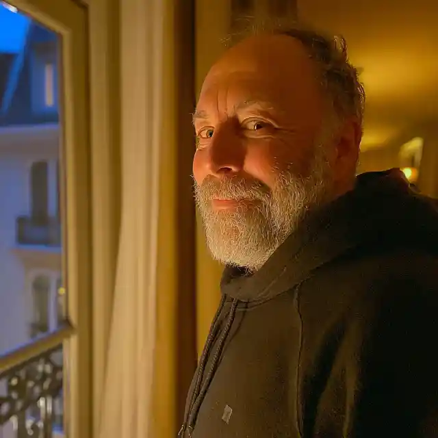 I Showed up at My Parents' for Christmas Only to Find Out My Older Sister Had Kicked Them Out and Made Them Live in Their Own Garage – It Was Her Biggest Mistake