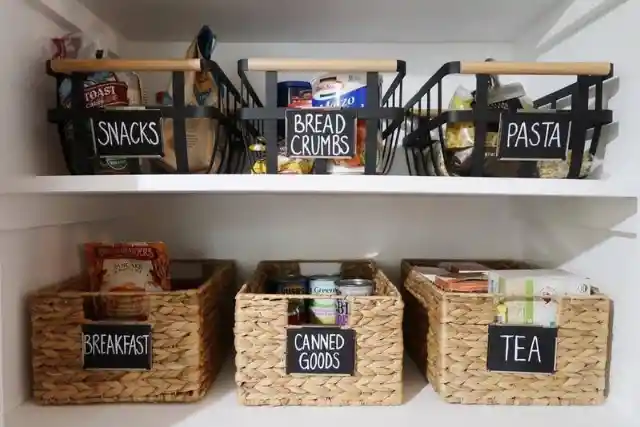 Aufbewahrungskörbe und Schuhkartons als Pantry-Organizer