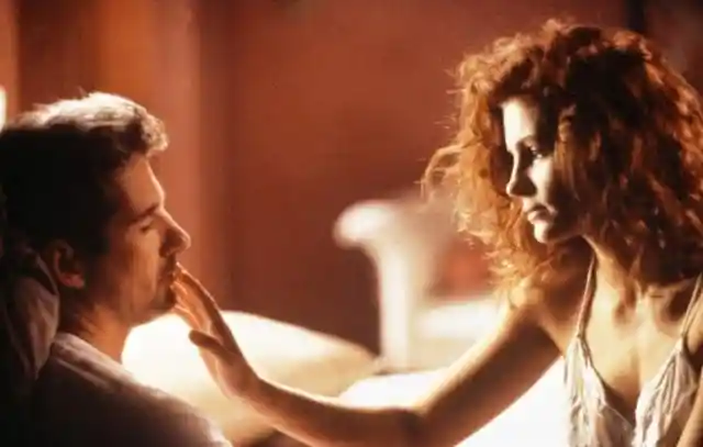 16. Julia Roberts got so nervous during this naked scene that a visible vein popped out of her forehead. The director got into bed with her and Gere and they rubbed her forehead until it disappeared.