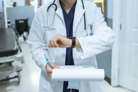My Newborn Was Screaming in the ER When a Man in a Rolex Said I Was Wasting Resources – Then the Doctor Burst Into the Room and Stunned Everyone