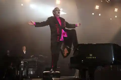 ¿Con cuál de los siguientes artistas *NO* colaboró Elton John?