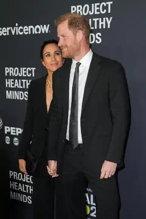 Prince Harry and Meghan Markle’s Interaction at Rare Red Carpet Appearance Sparks Online Discussion