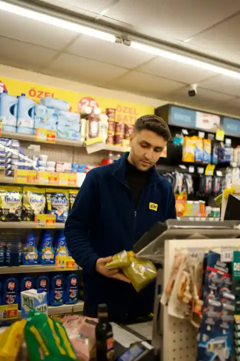 I Disguised Myself as Homeless and Walked Into a Huge Supermarket to Choose My Heir