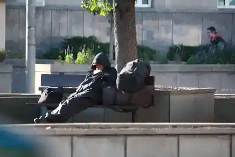 I Found My Father Living Homeless on the Streets – What He Told Me at the Hospital Changed Everything