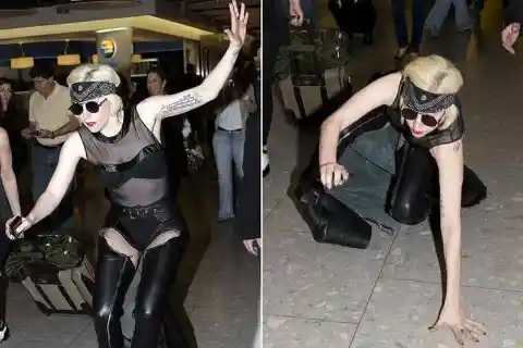 Lady Gaga encuentra sus pies