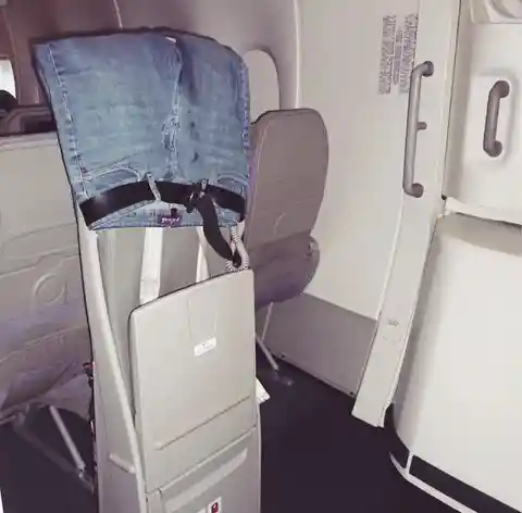 Trocknen der Jeans auf dem Sitz des Flugbegleiters