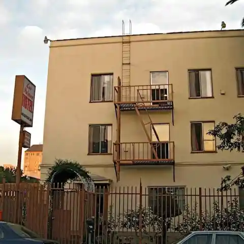 28. Vivian's apartment in the film was really Las Palmas Hotel in Los Angeles, and its still there, looking exactly the same.