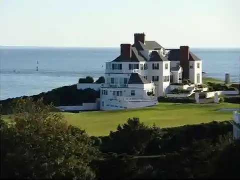 Taylor Swift’s Holiday House