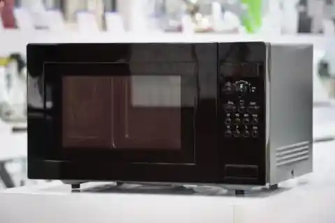 Vinegar vs Stubborn Microwave Stench