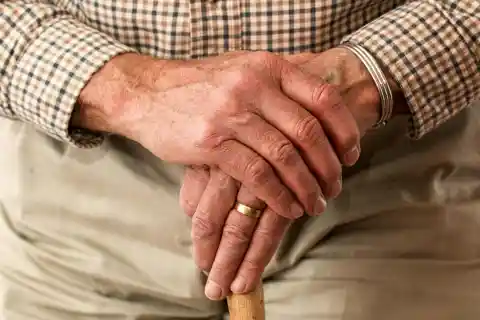 I Helped an Elderly Couple with a Flat Tire on the Highway – a Week Later, My Life Completely Changed