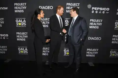 Prince Harry and Meghan Markle’s Interaction at Rare Red Carpet Appearance Sparks Online Discussion