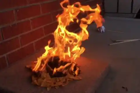 Besoin de feu ? Brûlez des Doritos !