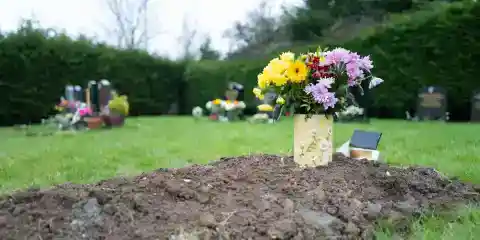 I Bought the Burial Plot Next to My Late Husband of 25 Years – The Face on the New Headstone Beside His Made Me Gasp
