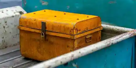Grandpa Left Me Only the Metal Lunchbox He Carried to Work Every Day, While My Siblings Got a House, Money, and a Car – When I Opened It, My Hands Started Shaking