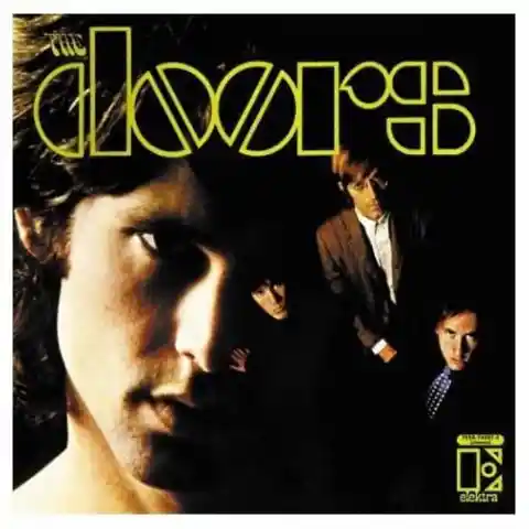 ¿Qué famoso músico de rock produjo el álbum de debut de The Doors?