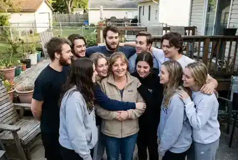 My Dad Left My Mom With 10 Kids for a Younger Woman From Church – 10 Years Later, He Called Mom Asking to Be a Family Again, but I Taught Him a Lesson