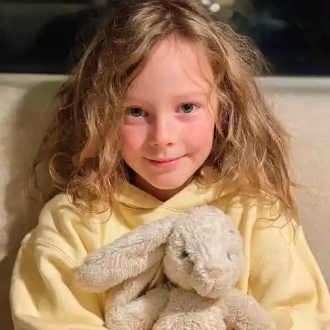 During My Wedding, My 7-Year-Old Daughter Tearfully Said, 'Mom, Look at Daddy's Arm! I Don't Want a New Daddy!' – What I Saw Left Me in Pure Shock