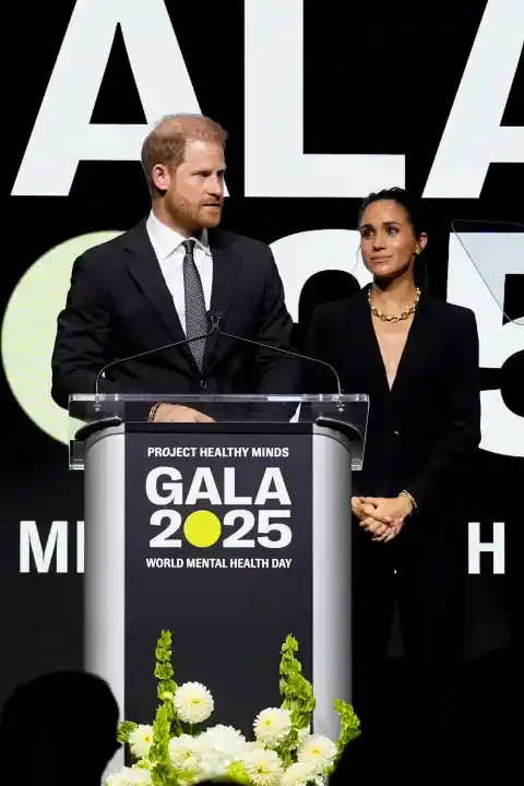 Prince Harry and Meghan Markle’s Interaction at Rare Red Carpet Appearance Sparks Online Discussion