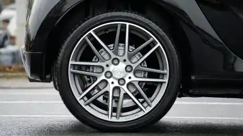I Helped an Elderly Couple with a Flat Tire on the Highway – a Week Later, My Life Completely Changed