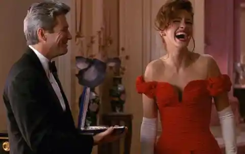 10. This scene where Edward gives Vivian a diamond necklace was actually improvised by Richard Gere.
