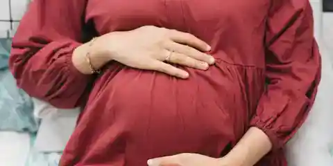 My Sister Announced Her Pregnancy at Sunday Dinner – Ten Minutes Later, I Saw Her Secretly Unzip Her Fake Baby Bump