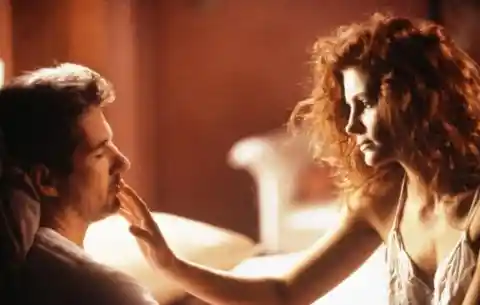 16. Julia Roberts got so nervous during this naked scene that a visible vein popped out of her forehead. The director got into bed with her and Gere and they rubbed her forehead until it disappeared.